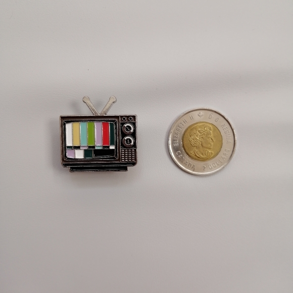 📍2/20$ Retro Tv Enamel Pin NWOT - Picture 2 of 4